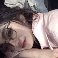 一个女生穿绿衣服坐着的头像