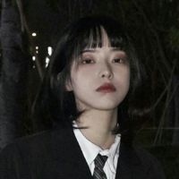 女生笑着抱猫的头像