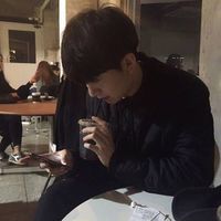 底色是红色的男生头像(10)