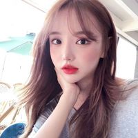 女生拿手机苹果7头像(15)