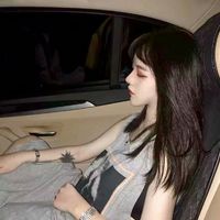 在楼梯上亲吻的小情侣头像