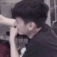 情侣头像男生抱花