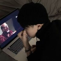戴手表男生半身头像(1)