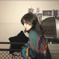 女生背后拿花的头像