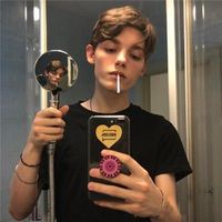 男生帅气抽烟动画头像图片