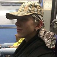 戴手表男生半身头像(19)
