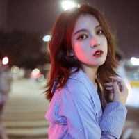 背影麻花辫女生头像