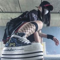 头像侧脸女生坐着