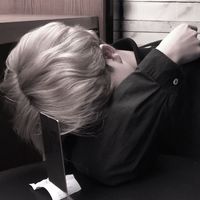 男生发呆傻笑头像(14)