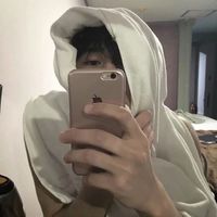 底色是红色的男生头像(14)