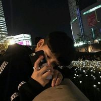 男生拿着玫瑰花哭的头像(12)