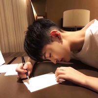 男生拿扇子qq头像(12)