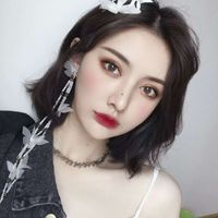 拿着纸的女生头像