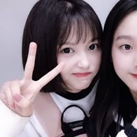 女生笑着抱猫的头像(7)