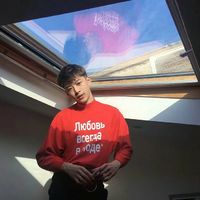 男生拿衣服挡女生头像(2)