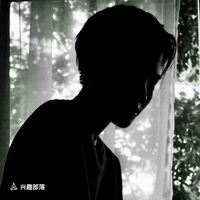 戴手表男生半身头像(13)