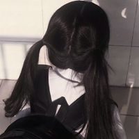 女生头像在喝果汁的