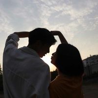 图书馆里看书的情侣头像