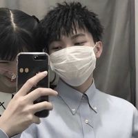 黑色情侣头像拉着衣服