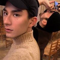 底色是红色的男生头像(9)