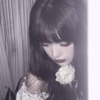 咬吸管女生头像