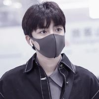 qq头像坐着的男生