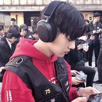 拿手机的高冷男生头像(7)