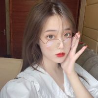 用黑色手机的女生头像