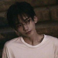 底色是红色的男生头像(12)