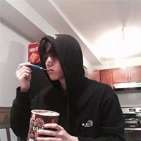 底色是红色的男生头像(16)
