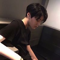 拿手机的高冷男生头像(12)