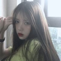 女生笑着抱猫的头像(2)