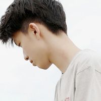 戴手表男生半身头像(14)