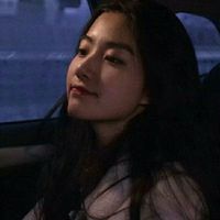 捧花的女生头像唯美