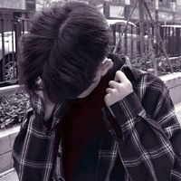男生拿衣服挡女生头像(14)