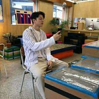 男生外套半身头像