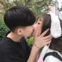 情侣头像咬避孕套(3)