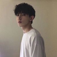 戴手表男生半身头像(3)