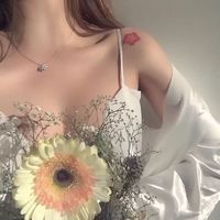 带绿色的图片女生头像图片(19)