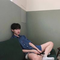 头像男生闻着一朵花