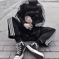 背面蹲着头像男生头像