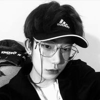 男生拿扇子qq头像(3)