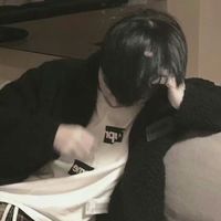 忧伤男生头像黑白