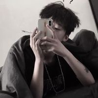 男生露锁骨吸烟头像