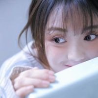 女生拿手机苹果7头像