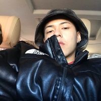 底色是红色的男生头像(15)