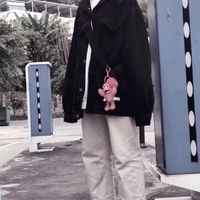 男生拿衣服挡女生头像(13)