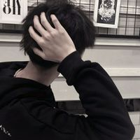 男生拿衣服挡女生头像(5)