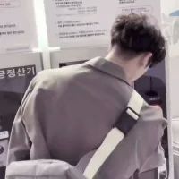男生发呆傻笑头像(11)