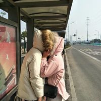 情侣头像一个人坐在椅子上的